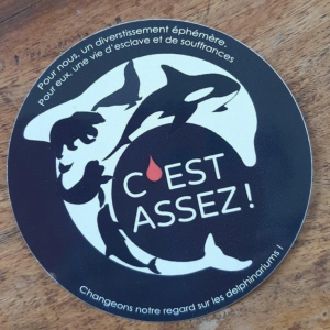 Sticker rond C'est Assez! - noir / blanc
