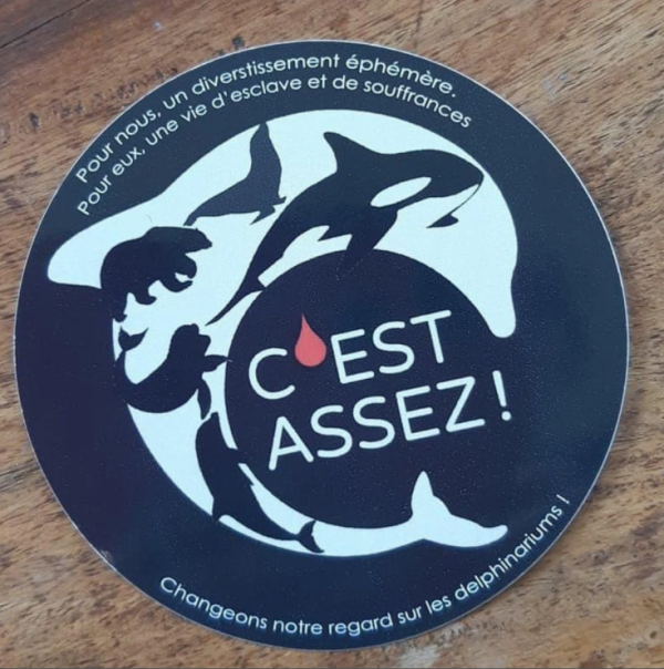Sticker rond C'est Assez! - noir / blanc