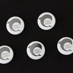 Badge C'est Assez! logo noir fond blanc