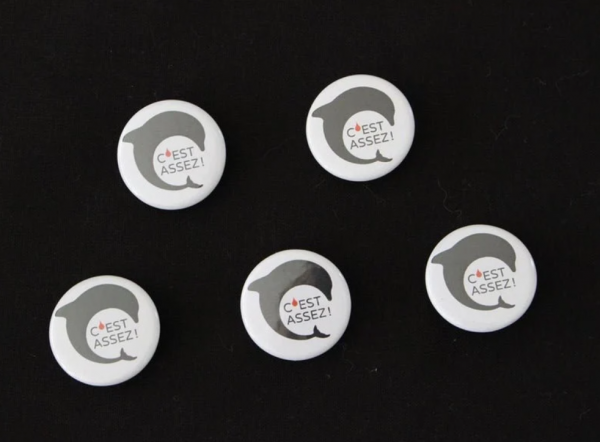 Badge C'est Assez! logo noir fond blanc